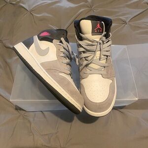 Jordan 1s size 8.5W=7Y